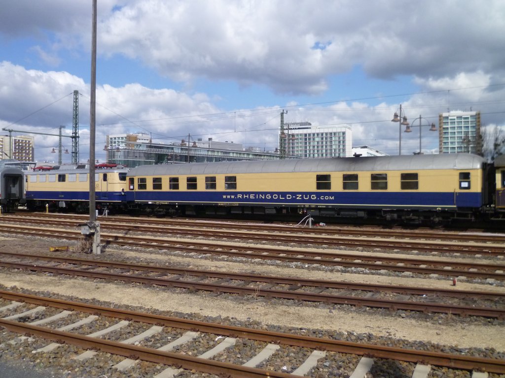 Am 01.04.12 steht der Rheingoldzug im Hbf Dresden.