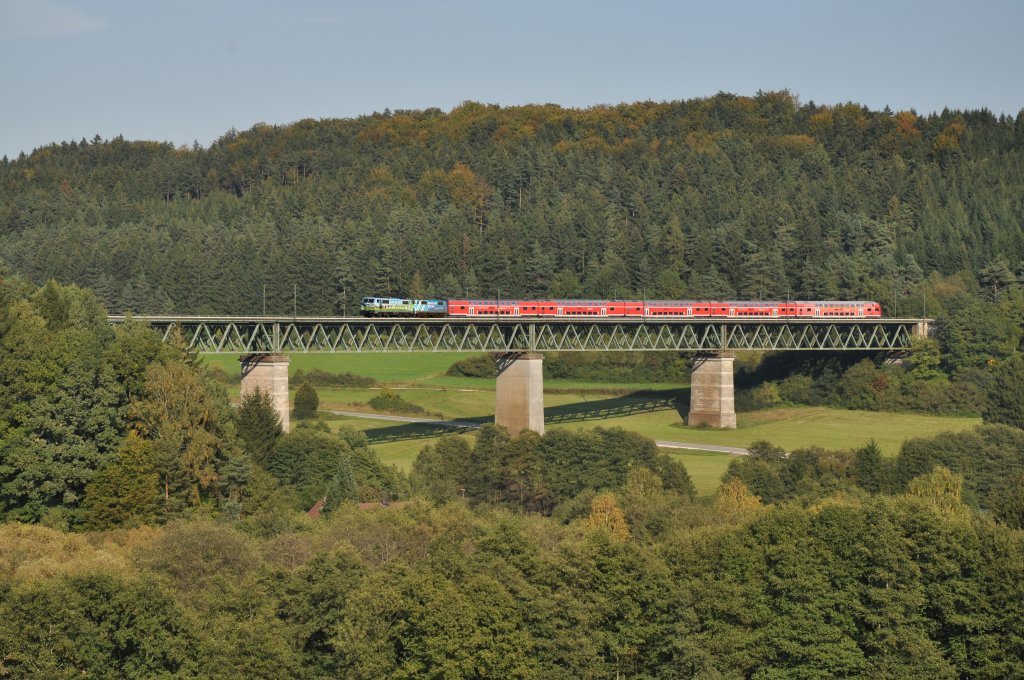 Am 01.04.2011 berqueren 111 039 + 017 mit einem RE bei Deining den Laaberviadukt.