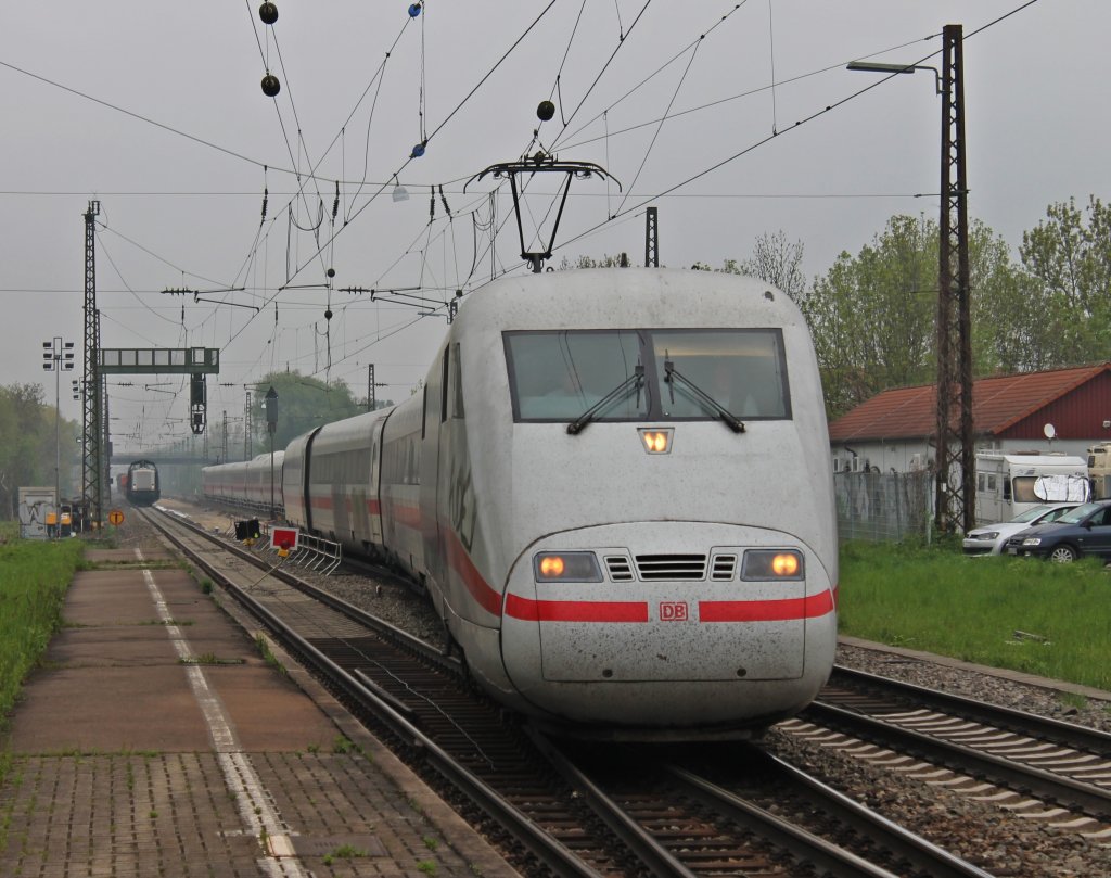 Am 02.05.2013 kam der Graffiti beschmierte 401 088-0  Hildesheim  durch die Gleisbaustelle in Kenzingen vorbei.