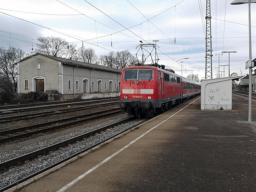 Am 03.01.2012 kam 111 060-0 mit einer RB von Neuenburg (Baden) in den den Bahnhof Mllheim (Baden). 