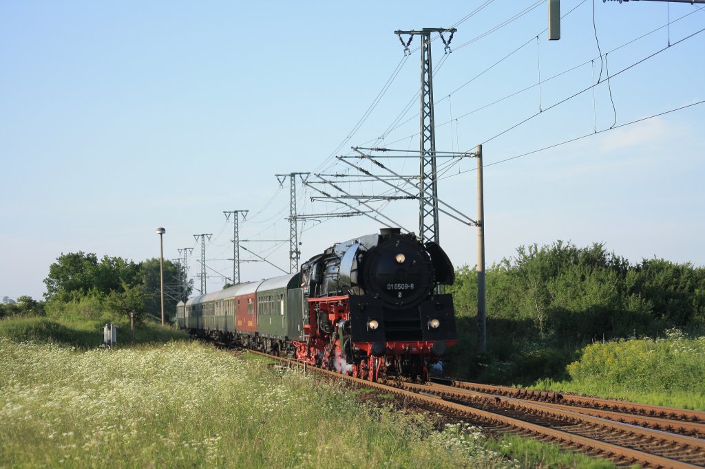 Am 04.06.2011 fuhr 01 509 mit einem Sonderzug von Berlin nach Bergen (Rgen) und zurck. Hier auf der Rckfahrt bei Neustrelitz. 

