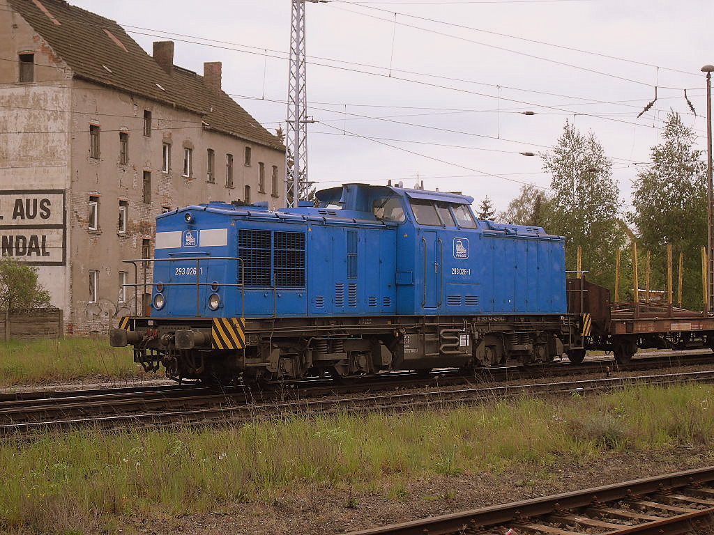 Am 05.05.2012 rangierte 293 026 (Auslieferung an DR 110 746,Umbau in 112 746,Umzeichnung in 202 746) einen leeren Holzzug in Stendal.