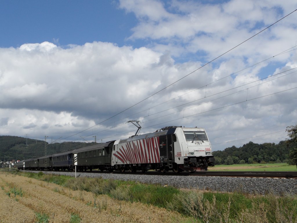 Am 07.08.2011 kuendigte sich der historische D-Zug  Konsul  von Hamburg nach Stuttgart an ...Planmaessig sollte 03 1010 bis Bebra verkehren, doch leider wurde sie in Goettingen schon vom Zug getrennt. Der Zug verkehrte dann mit 185 666  Teufelszebra  ab Goettingen ueber Bebra, Fulda und Wuerzburg nach Stuttgart.
Fotografiert wurde sie zwischen Ludwigsau-Friedlos und Mecklar.