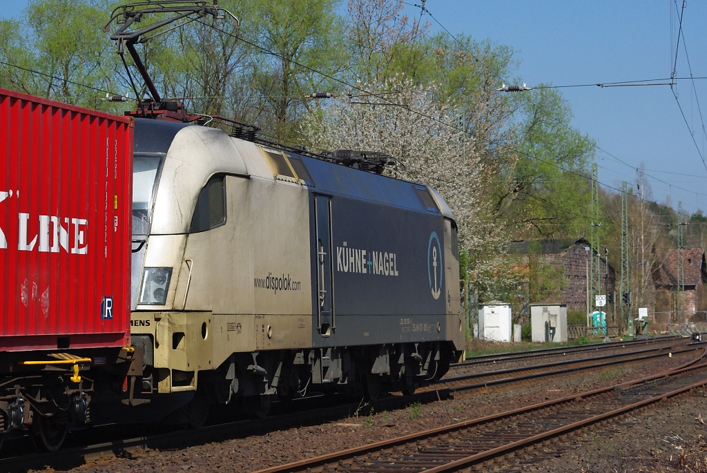 Am 09.04.2011 lie sich wieder ein interessanter Containerzug sichten. Bespannt wurde er an der Spitze von 182 535 (ES 64 U2-035)...