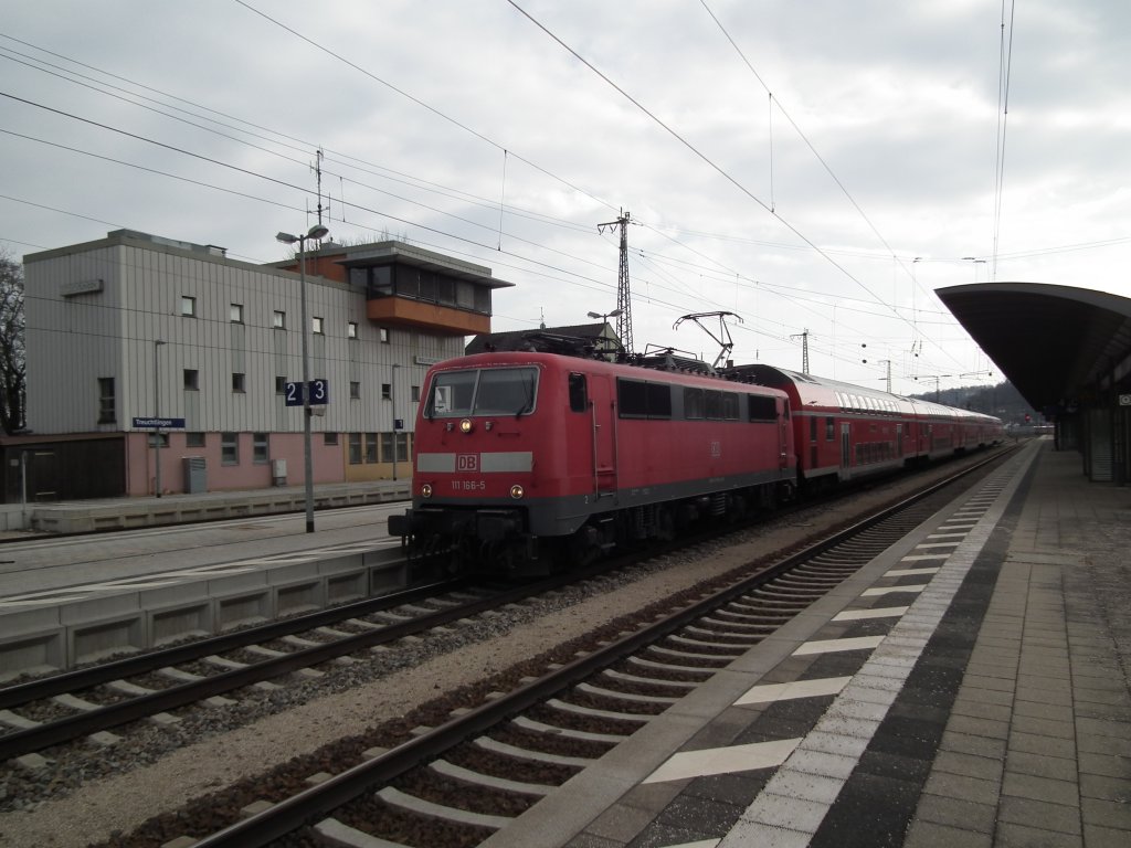 Am 10.03.2012 wartete 111 166 in Treuchtlingen auf ihre Weiterfahrt nach Nrnberg HBF.