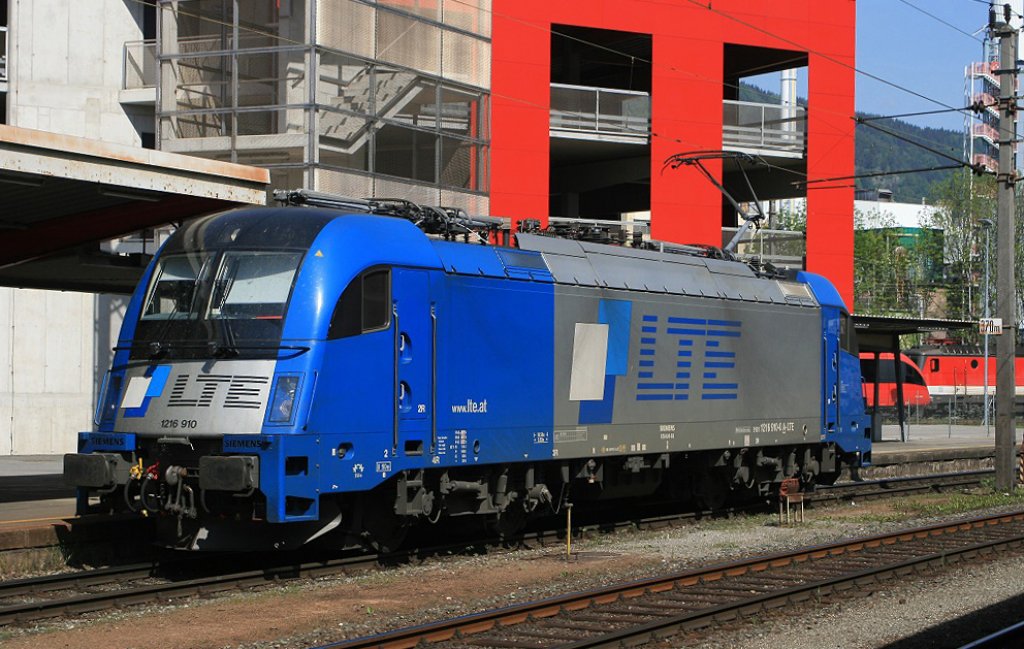 Am 10.05.2009 ist die 1216 910 von LTE als Lokzug durch den Bahnhof Bruck/Mur unterwegs. Im Hintergrubd ist das Parkhaus zu sehen.