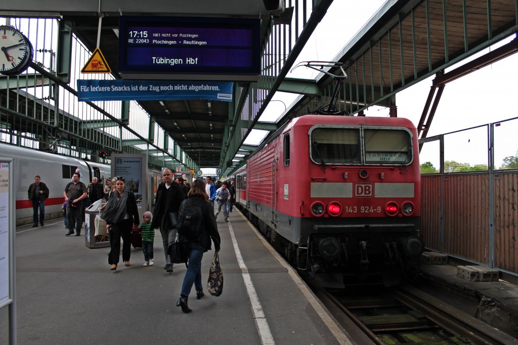 Am 10.05.2013 stand 143 924-9 mit RE 22043 nach Tbingen Hbf auf Gleis 16 in Stuttgart Hbf.