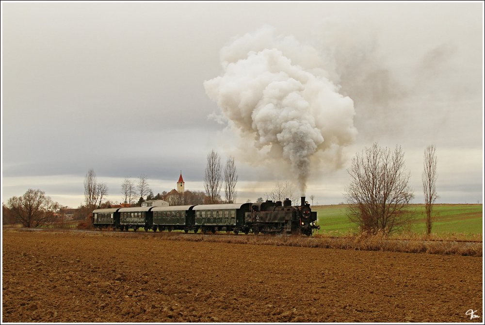 Am 10.12.2011 gab es im Pulkautal(Retz-Zellerndorf-Laa/Thaya-Mistelbach) einen Fotosonderzug.Bespannt wurde der Zug mit der Dampflok 93.1420 vom Verein Neue Landesbahn. 
Pfaffendorf