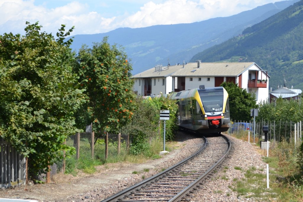 Am 11. & 12.08.2012 fand das  7. Kastelbeller Bahnhofsfestl  der Freiwilligen Feuerwehr Kastelbell statt. Diese Doppeltraktion aus ATR 100 006 (hier im Bild) und ATR 100 011 um 14:18 Uhr brachte auf dem Weg nach Mals weitere Besucher nach Kastellbell.