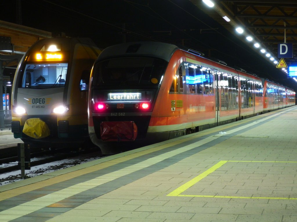 Am 11.02.2013 stand der 445 102 als RE 4 nach Jterborg in Stendal zur Abfahrt bereit.