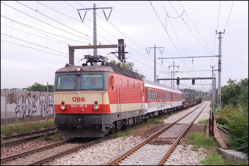 Am 12.08.2011 konnte ich die 1044 117 mit dem Militrzug in der Haidestrae ablichten.