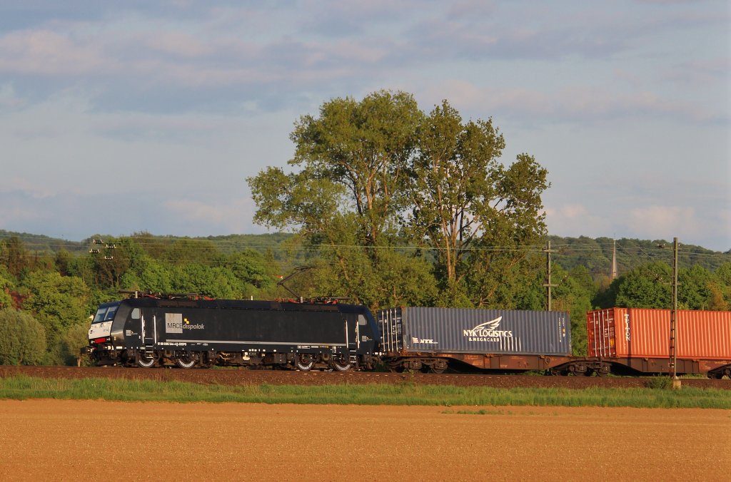 Am 12.Mai 2013 war 185 544 mit einem Containerzug bei Burgstemmen auf dem Weg Richtung Norden.