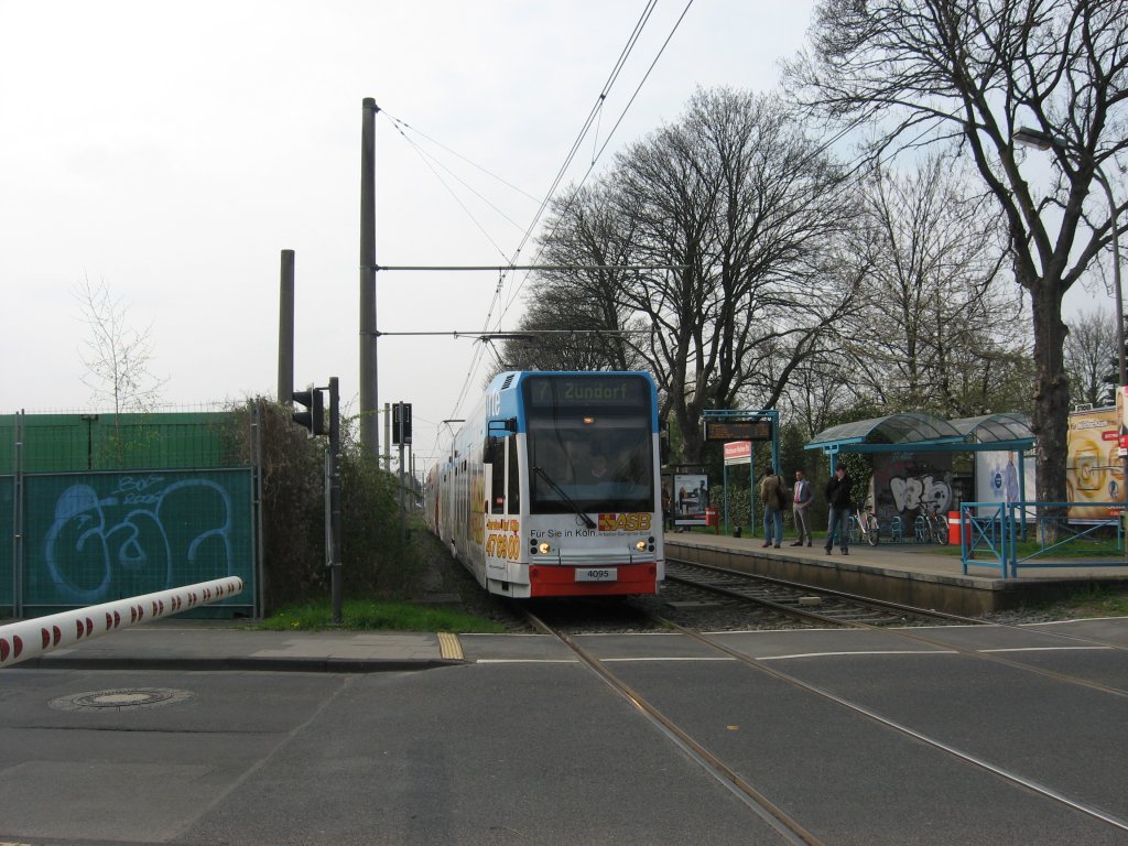 Am 13. April 2010 konnte ich die Einfahrt von TW 4095 und TW 40?? in die Haltestelle  Westhoven, Berliner Strae  fotografieren.