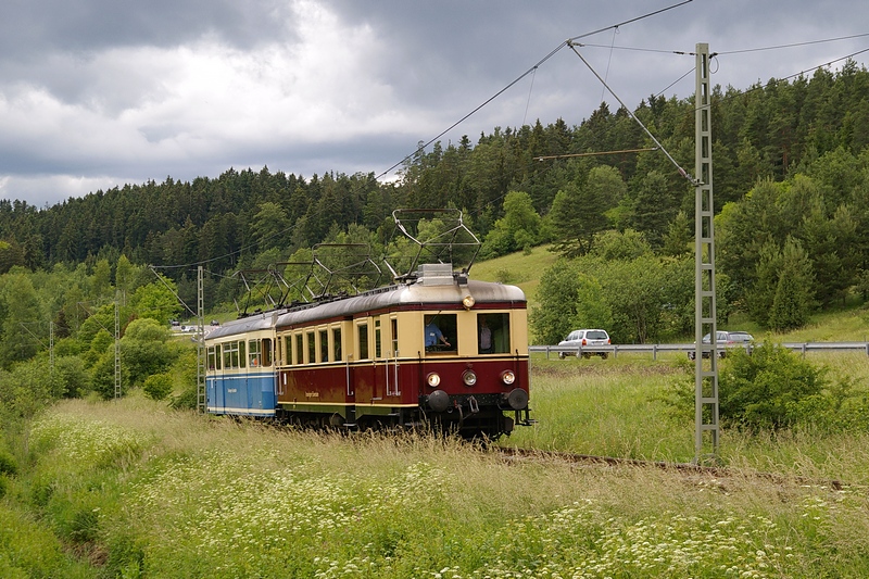 Am 13. Juni 2011 war Fahrtag beim Freundeskreis der Trossinger Eisenbahn. Dabei wurden mehrere Fahrten mit T3 und T5 im Doppel gefahren. Hier sind die beiden Triebwagen auf dem Weg zum Stadtbahnhof.