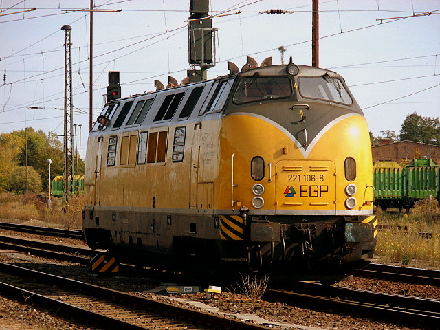 Am 13.10.2012 rangierte 221 106 der EGP in Stendal um ihren Zug den sie von Salzwedel nach Wittenberge berfhren soll.