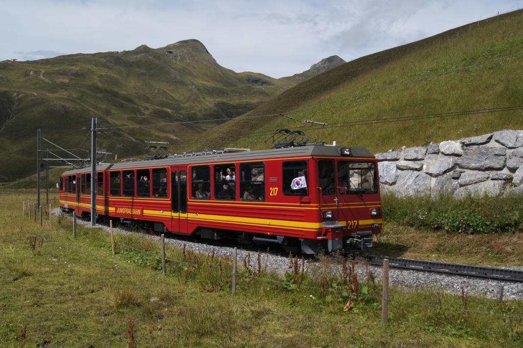 Am 13.8.11 fhrt der BDhe 4/8 217 gemeinsam mit dem BDhe 4/8 211 von der Kleinen Scheidegg Richtung Eigergletscher.