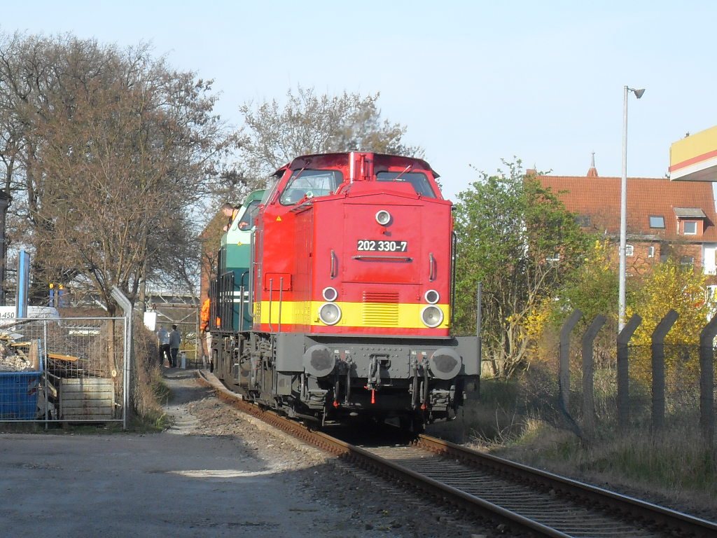 Am 15.04.2012 fuhren die 203 318 (DR 110 318;Umbau in 112 318;DB 202 318)e.g.o.o. Eisenbahngesellschaft Ostfriesland-Oldenburg mbH mit der 202 330 (DR 110 330;Umbau in 112 330;DB 202 330)Eisenbahnbetriebsgesellschaft Mittelrhein - EBM Cargo GmbH in das RAW Stendal. 