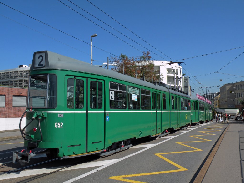 Am 15.08.2009 feierte man 75 Jahre Tram nach Binningen. Auch eine Doppeltraktion mit den beiden Dwag 624 und 652 war auf der Linie 2. Hier hlt er an der Haltestelle Markthalle.