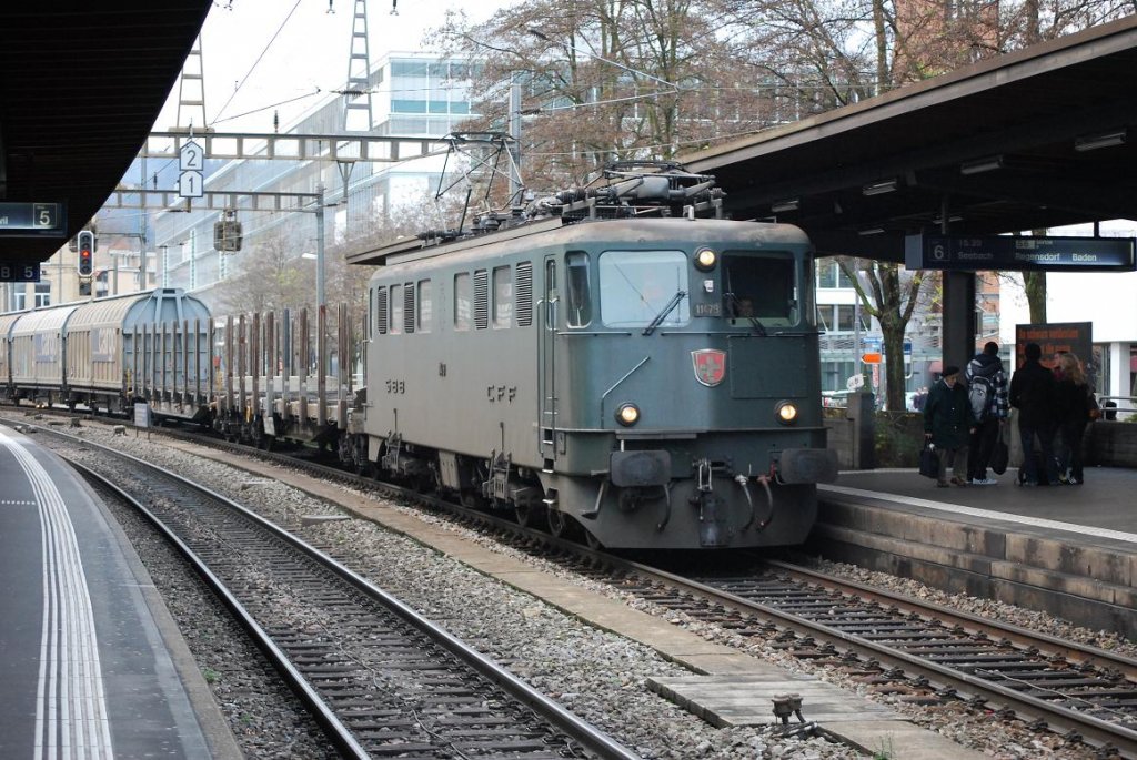 Am 16.11.09 durcheilt Ae 6/6 11479 (UIC: Ae 610 479-8) mit ihrem Gterzug Oerlikon. Die Lok trgt zwar noch die grne Lackierung, ihr Wappen (Visp) wurde aber entfernt. 