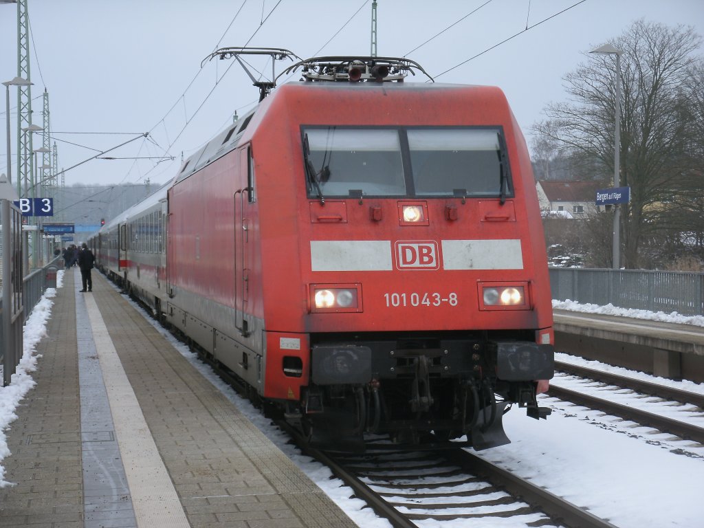 Am 16.Februar 2013 bespannte 101 043 den IC 2377 Binz-Frankfurt/Main Hbf.Hier beim Zwischenhalt in Bergen/Rgen.