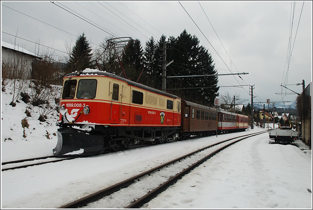 Am 20.02.2010 bestand der R 6802 aus der 1099 008 + 3 Waggons. Hier bei der Einfahrt in den Bhf. Kirchberg.