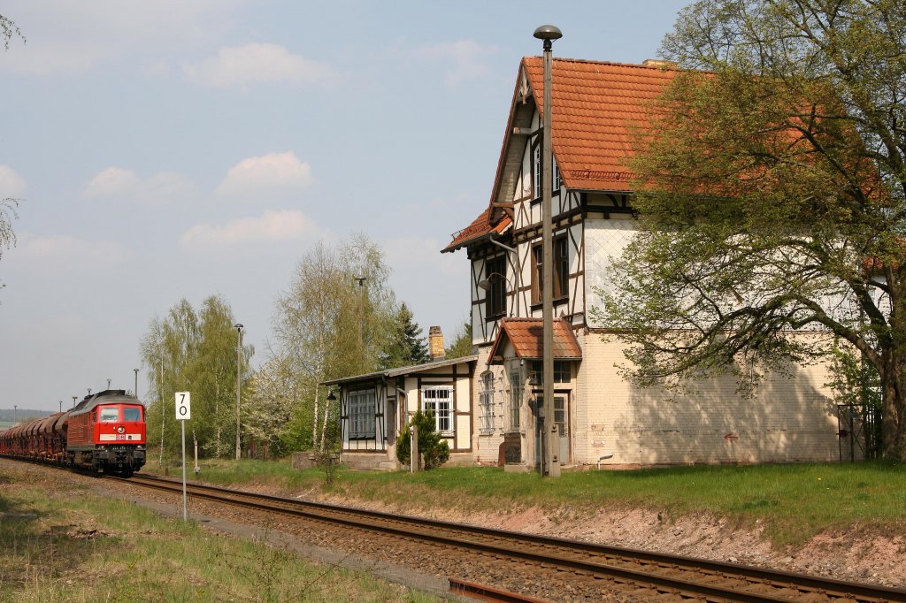 Am 21.04.11 wurde 233 478-7 am ehemaligen Dankmarshausener Bahnhof im Bild festgehalten.