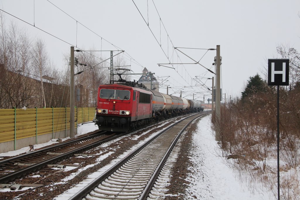 Am 22.02.13 legt sich 155 150-6 mit ihrem Kesselwagenzug in die Kurve. Aufgenommen wurde sie in Dahlen in Fahrtrichtung Leipzig.