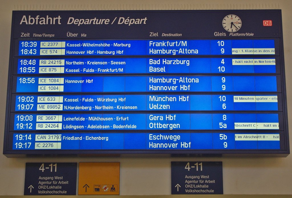 Am 23.10. letzten Jahres lud ich ein Bild hoch von der groen Faltblatt-Anzeigetafel in der Haupthalle vom Gttinger Bahnhof. Seit ein paar Monaten ist dieses Bild schon wieder Geschichte, denn die Zukunft hat auch in Gttingen einzug gehalten in Form einer ebenso groen digitalen Anzeigetafel. Aufgenommen am 11.09.2010.