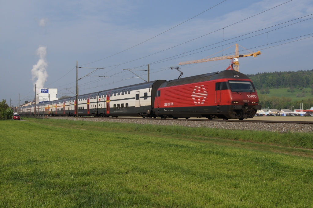 Am 23.4.11 fhrt die Re 460 031-8 mit dem IC 565 von Schnenwerd Richtung Aarau.