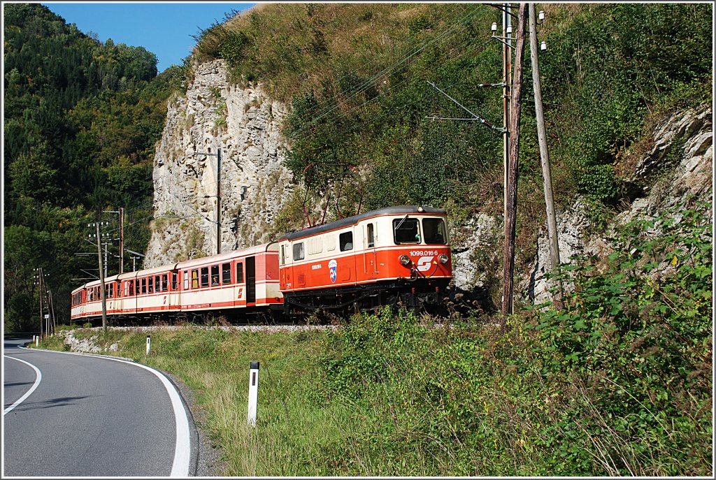 Am 24.9.2010 bespannte die 1099 016 den R 6813/16, der an diesem Tag aus einer reinen 4(!)-teiligen Jaffa-Garnitur bestand. Solche Garnituren sind schon sehr selten. Hier der Zug zwischen Loich und Schwarzenbach.