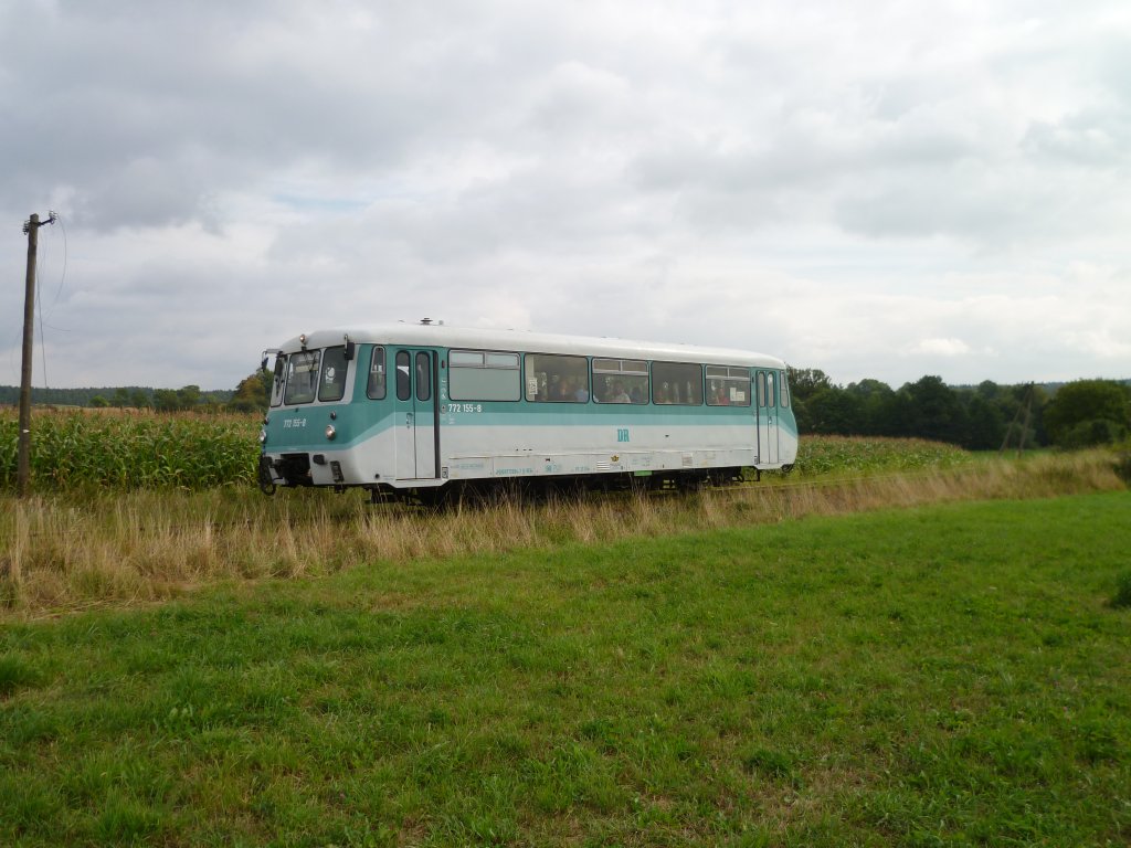 Am 25.08.12 fuhr die Wiesentatalbahn wieder. Mit 772 155-8, hier zwischen Mhltroff und Langenbuch.