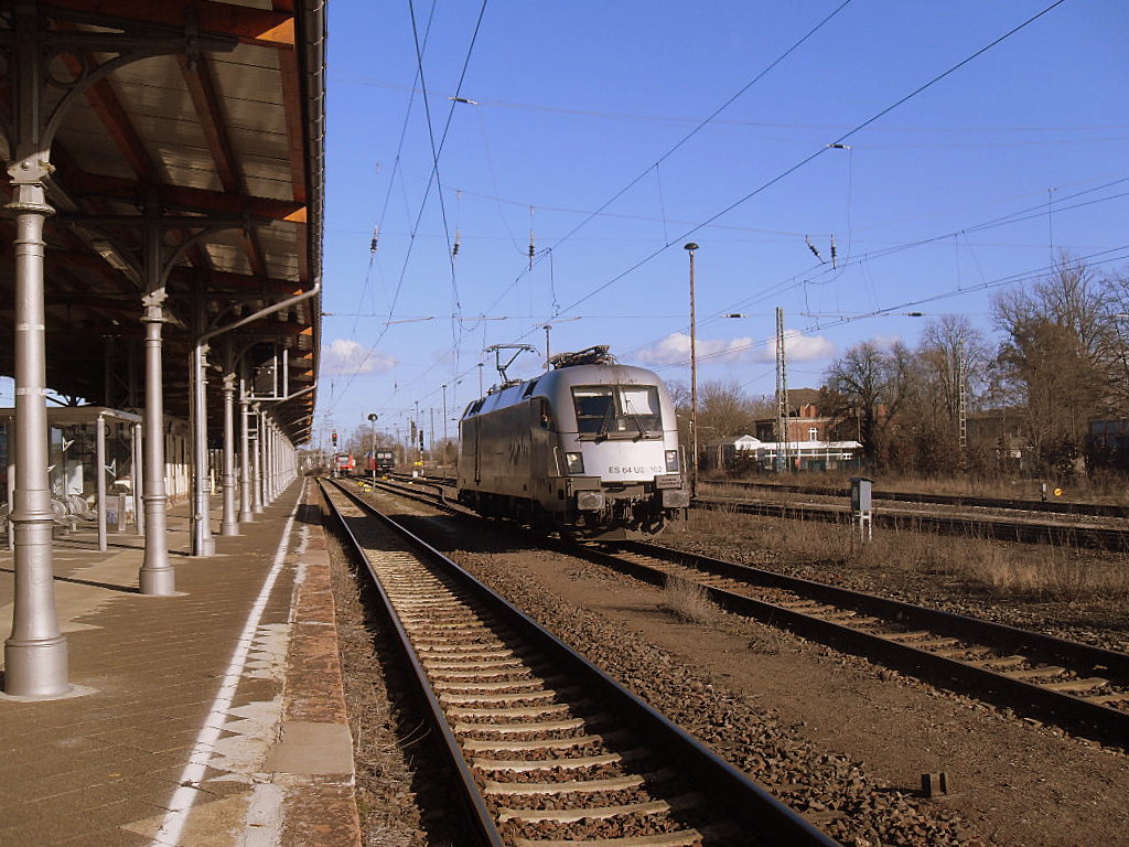 Am 26.02.2012 fuhr ES64U2-102(182 602)Lz in Richtung Borstel/Niedergrne.