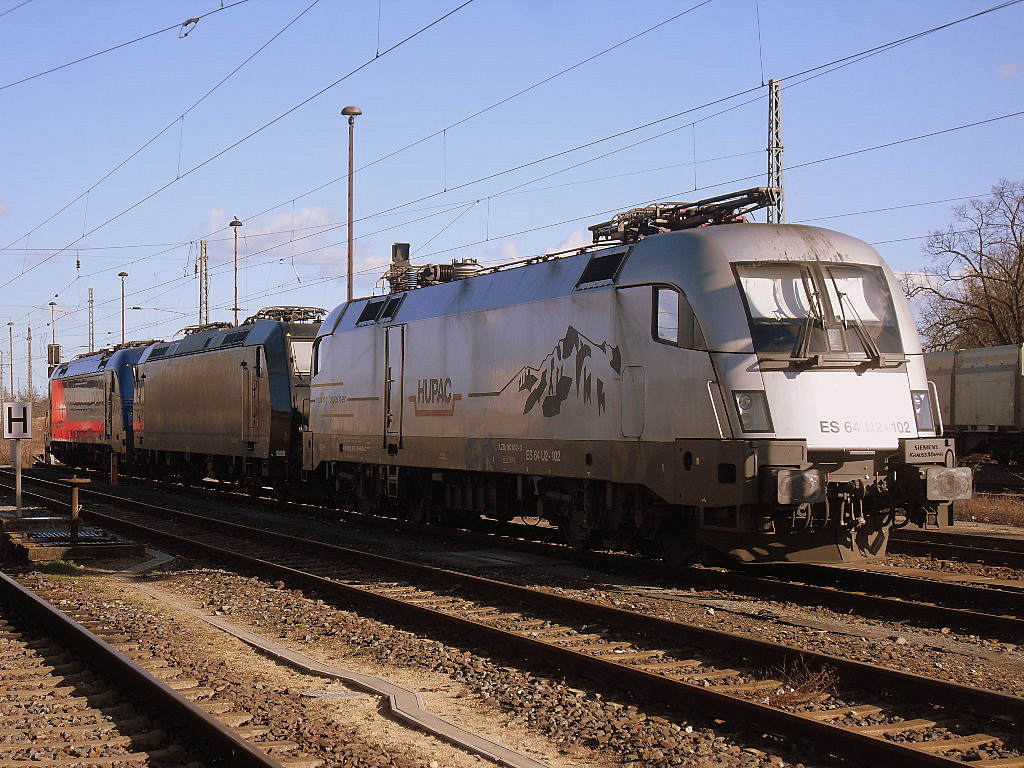 Am 26.02.2012 standen ES64U2-102(182 602)+185 547+183 500 in Stendal.