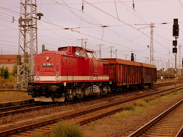 Am 26.09.2012 kam 112 708 mit 2x Wagen durch Stendal.