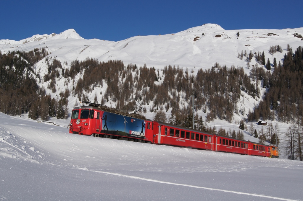 Am 27.12.11 zieht die Ge 4/4 II 617 den Regionalzug 815 von Davos Laret Richtung Davos Wolfgang. Letztes Jahr wurde diese Leistungen noch von den Ge 4/4 I bernommen, doch in diesem Jahr sind sie hier zumindest ganz verschwunden. 