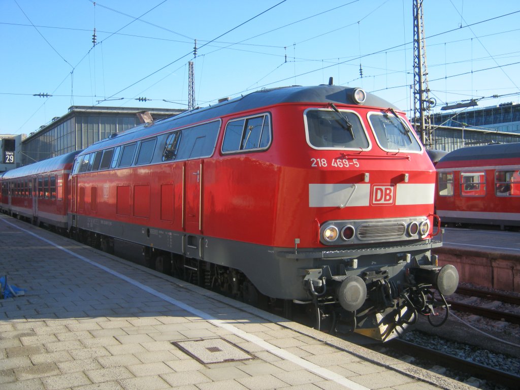 Am 27.12.2011 wartete 218 469-5 im HBF Mnchen auf die abfahrt nach Kempten (Allgu).