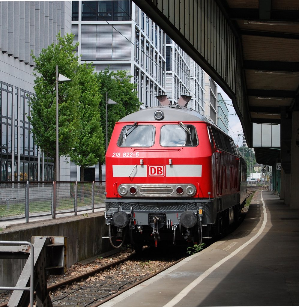 Am 27.5.2010 war ich im Stuttgarter Hauptbahnhof auf Schatzsuche. Und siehe da, ich wurde fndig. Auf Gleis 1a des Kopfbahnhofes stand nmlich ein Zug, der wie fr mich gemacht gewesen wre. 218 822-5 von DB Fernverkehr bildete nmlich zusammen mit einem Speisewagen die Wunschgarnitur fr jeden 218er-Liebhaber und  Essens-Freund .