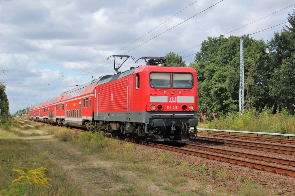 Am 27.August 2012 war 114 018 mit einem RE1 bei Berlin-Friedrichshagen auf dem Weg nach Frankfurt/Oder.