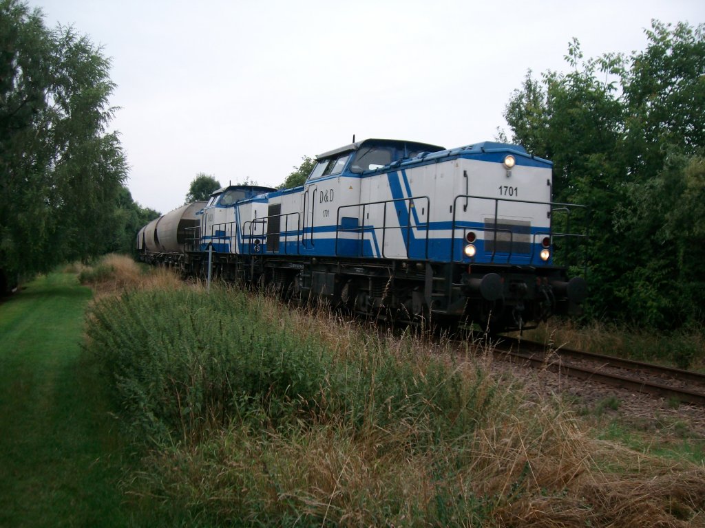 Am 2.8.2010 schob 1701 und 1702 des Unternehmens D&D Getreidewagen von Bad Langensalza Ost nach Bad Langensalza Hbf.Es geht nur Berg auf.