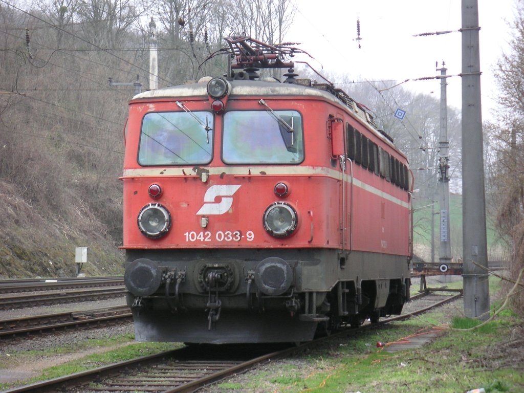 Am 28.3.2011 konnte ich die 1042 033-9 in Spielfeld/Stra fotografieren. Leider sieht man diese Maschinen heutzutage eher selten.