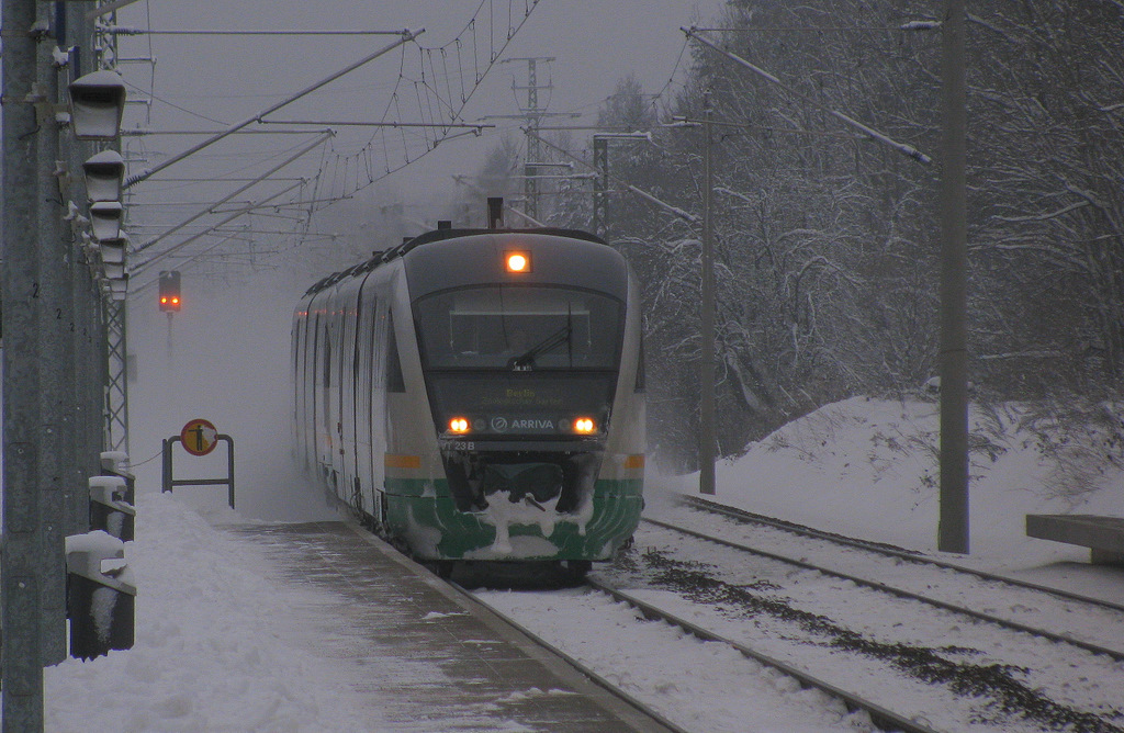 Am 29.12. sollte es die nun mehr letzte Bahntour des Jahres mit zwei weiteren Kollegen geben. So begegnete uns dann die Vogtlandbahn von Adorf nach Berlin Zoologischer Garten im Bahnhof von Neuhof, als wir gerade auf dem Weg weiter gen Baruth an der Schranke halten mussten. Die Fahrdienstleiterin riet uns davon ab den Bahnsteig bei der Zugdurchfahrt zu betreten (wg. der schlechten  Rumung ). Und so entstand dann der Teleschuss.