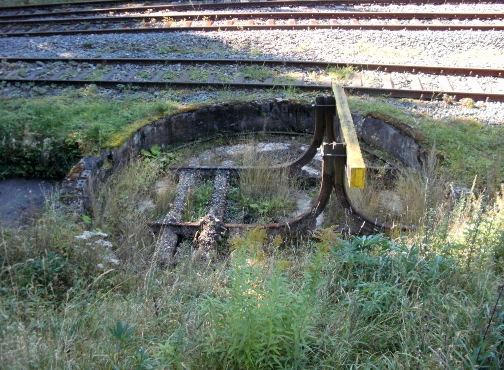 Am 3.10.11 entdeckte ich im Bahnhof Rennsteig dies Kuriosum.
Ein Prellbock steht auf den berresten einer Drehscheibe!