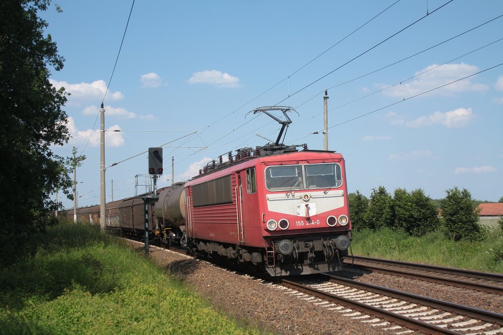 Am 31.05.2011 fuhr die, noch mit Latz lackierte, 155 214 mit einem Gterzug von Angermde Richtung Berlin. Hier durchfhrt sie die Kurve bei Servest.