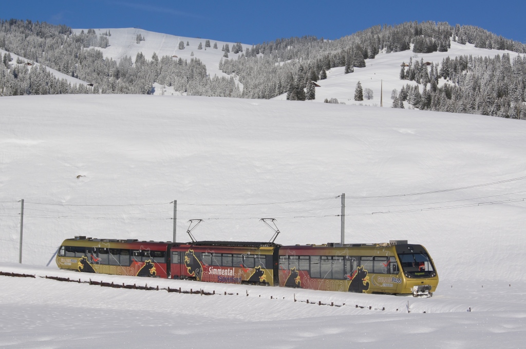 Am 3.1.11 fhrt ein Pendelzug bestehend aus dem Abt 342, dem Be 4/4 5002 und dem Bt 242, von Schnried Richtung Gruben.