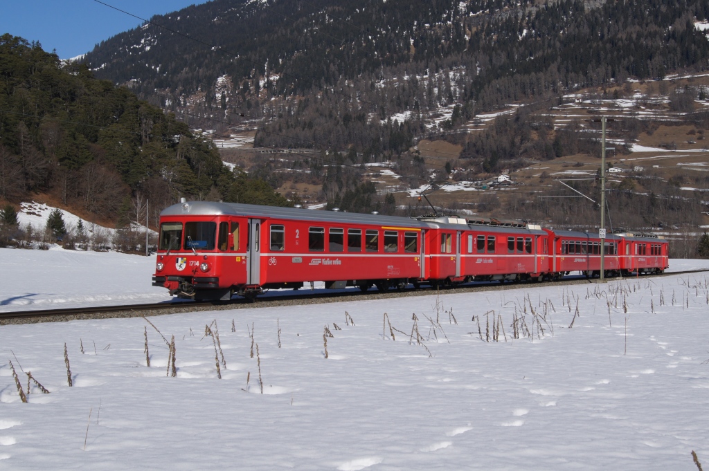 Am 3.3.12 erreicht eine S 2 mit dem ABDt 1714 an der Spitze Bonaduz.