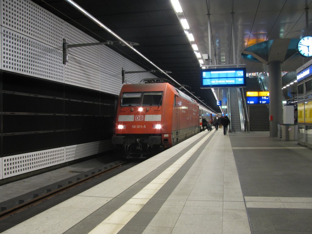 Am 5.12. kam der EC 340 unplanmig im Berliner Hauptbahnhof an Gleis 1 an. Hier zu sehen mit 101 011-5.