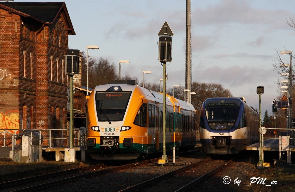 Am 5.12.2011 begegnete OLA 0004 ihrem Nachfolger VT 646.043 der ODEG welche ab dem Fahrplanwechsel die Leistung auf der Linie Rathenow - Brandenburg bernimmt.