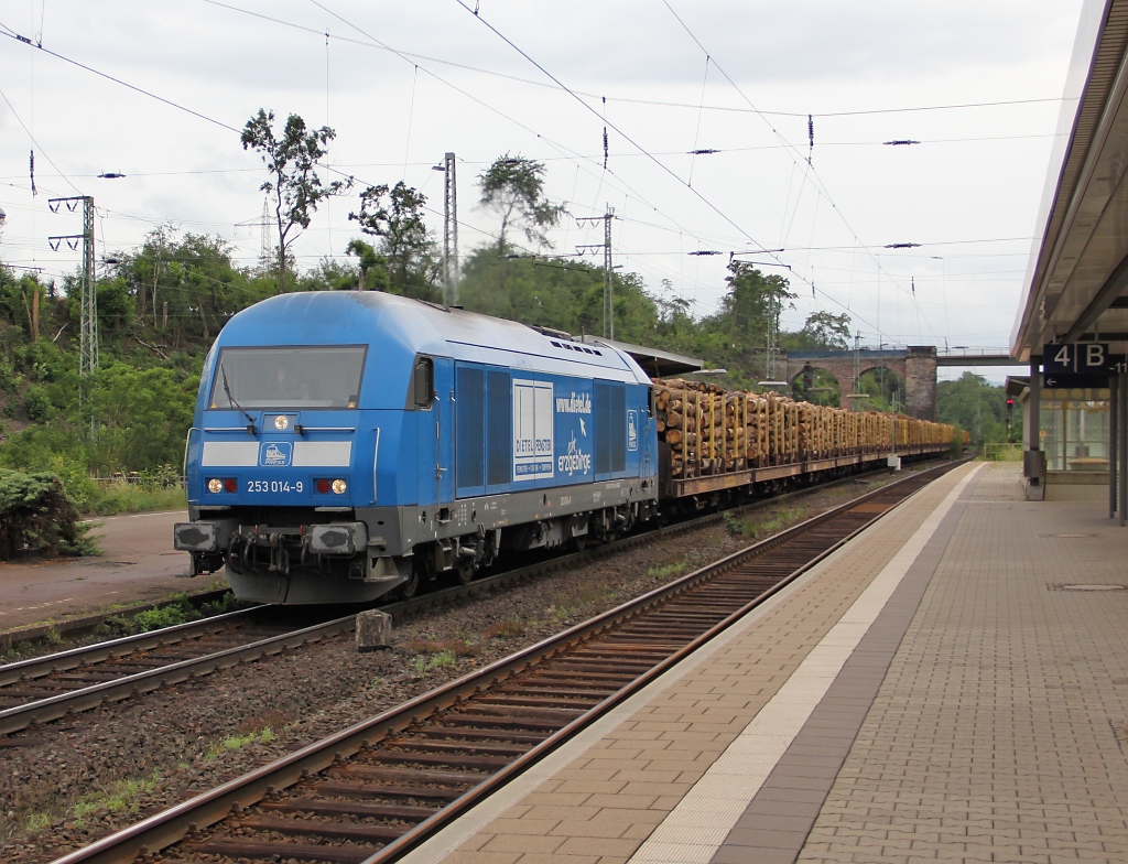 Am Abend des 02.07.2011 auf dem Weg nach Gttingen wurde nochmal kurz halt in Eichenberg gemacht. Und siehe da: 253 014-9 kam mit einem Holzzug nach Norden durchgerauscht.