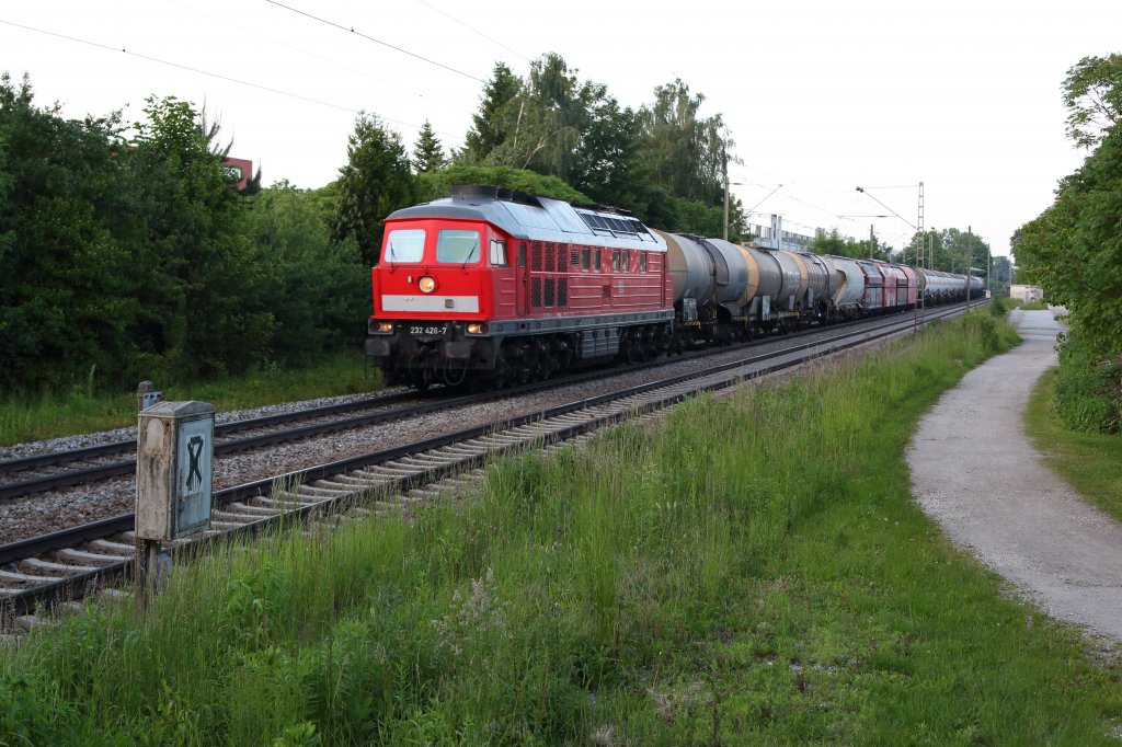 Am Abend des 07.06.13 war 232 426-7 mit einem abendlichen Gterzug von Mhldorf nach Mnchen in Poing unterwegs.