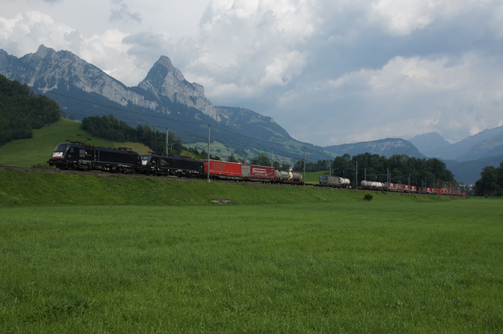 Am Abend wollte ich den TEE-Zug in Steinen ablichten. Als ich aber dort ankam, hatte sich die Wettersituation schon stark verschlechtert. Auf dem Bild zu sehen sind die ES 64 U2-099 und die ES 64 F4-098. (25.7.12)